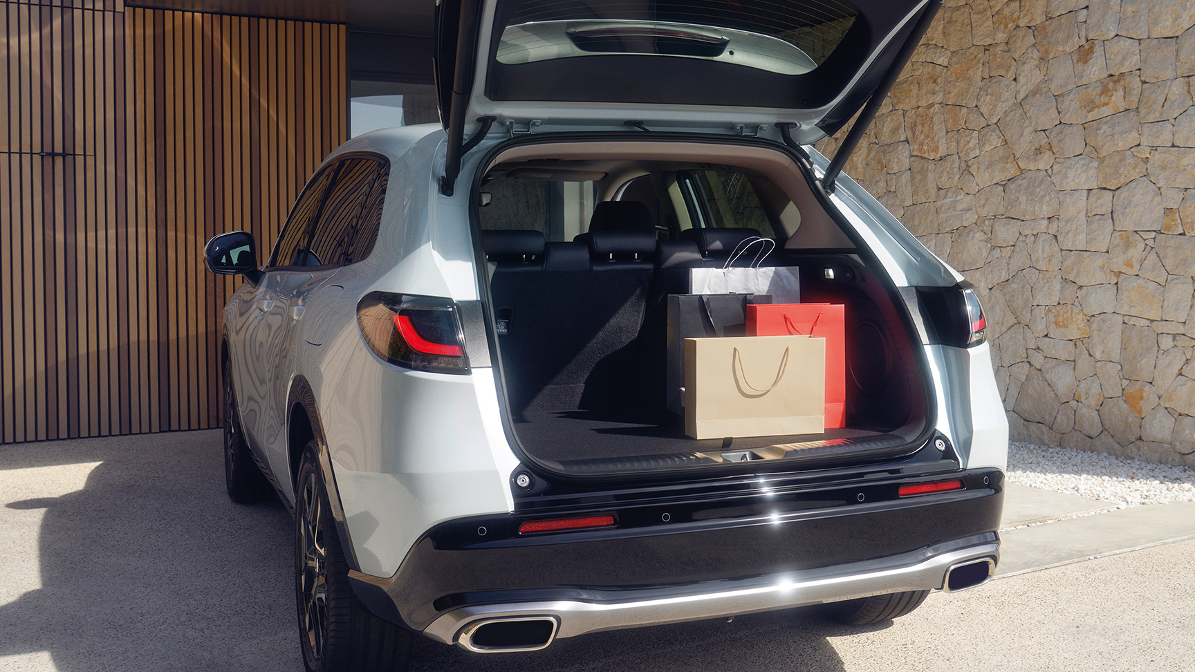 Coffre ZR-V blanc ouvert dans une allée