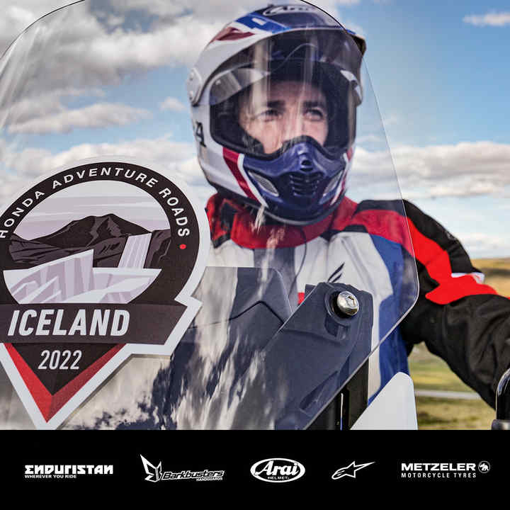 Un homme sur une moto Honda en Islande