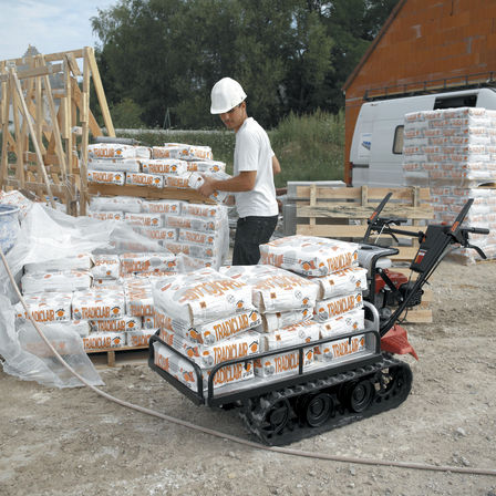 Transporteur utilisé par un modèle sur site.