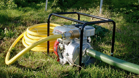 Vue rapprochée d'une pompe à eau haute pression.