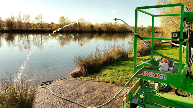 Pompe à eau légère en cours d'utilisation sur site.