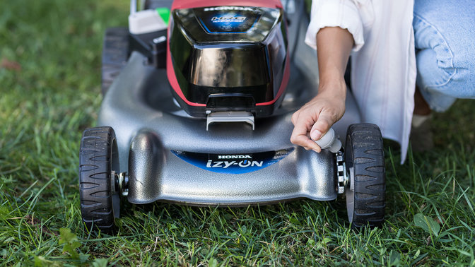 Front view of izy-ON mower.