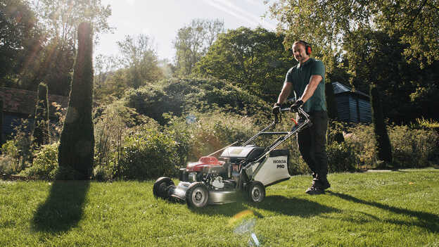 Honda HRH dans un jardin