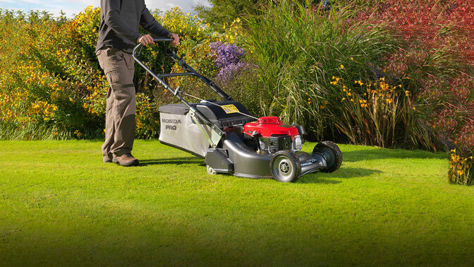 Tondeuse à gazon Honda HRH dans un jardin