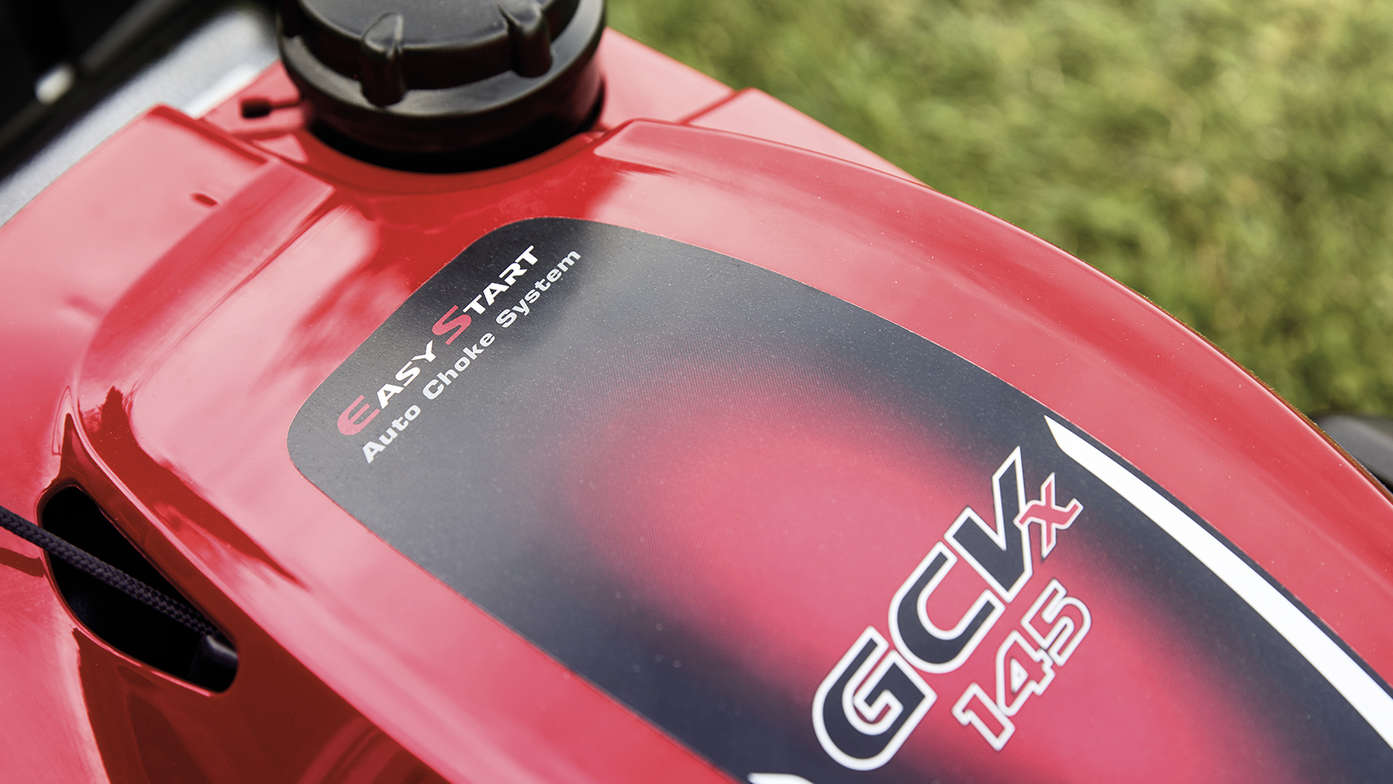 Gros plan sur la tondeuse Honda IZY gcv 145 vue de haut