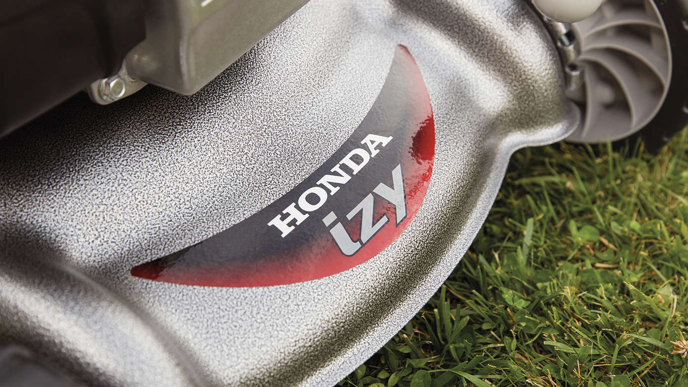 Détail de la finition en acier de la tondeuse Honda IZY
