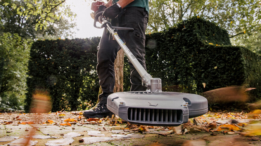 Homme utilisant le Versatool avec un casque antibruit