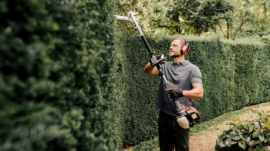 Homme utilisant le Versatool avec un casque antibruit