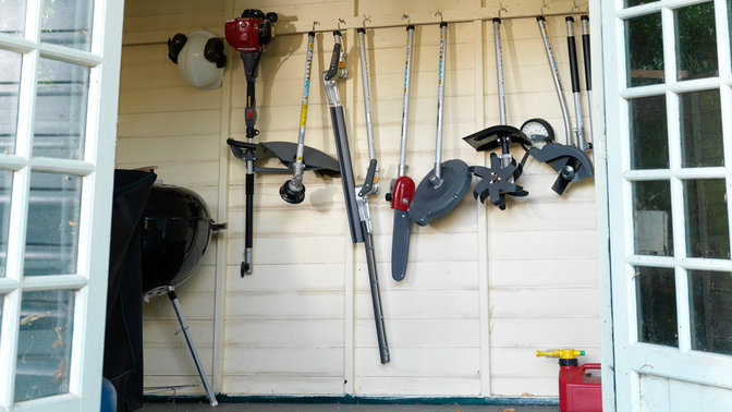 Accessoires Honda Versatool™, dans une remise de jardin.