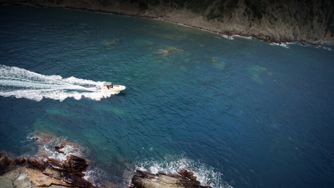 Vue aérienne du bateau traversant la mer.