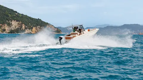 Modèles à l'arrière du bateau en mer avec moteur BF350.