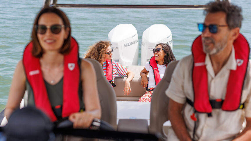 Gros plan d'un bateau équipé d'une boîte de vitesses BF350 en mer.