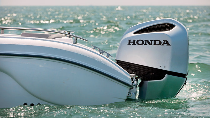 Vue latérale d'un bateau avec un moteur Honda Marine.
