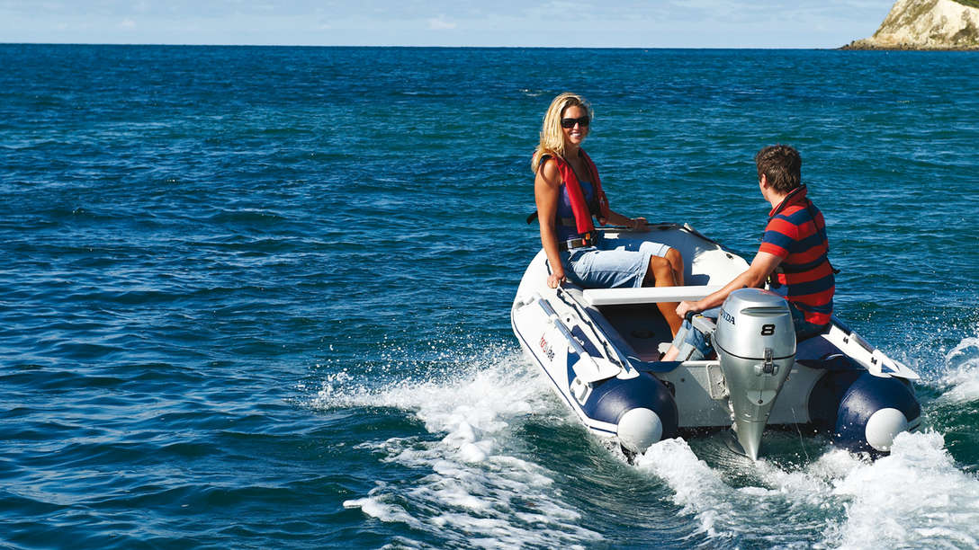 Bateau équipé d'un moteur BF8, utilisé par des démonstrateurs, sur le littoral.