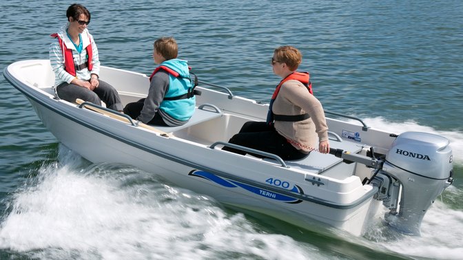 Bateau équipé d'un moteur Honda, utilisé par des démonstrateurs, sur le littoral.