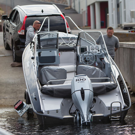 Bateau utilisant un moteur BF100, utilisé par des démonstrateurs.