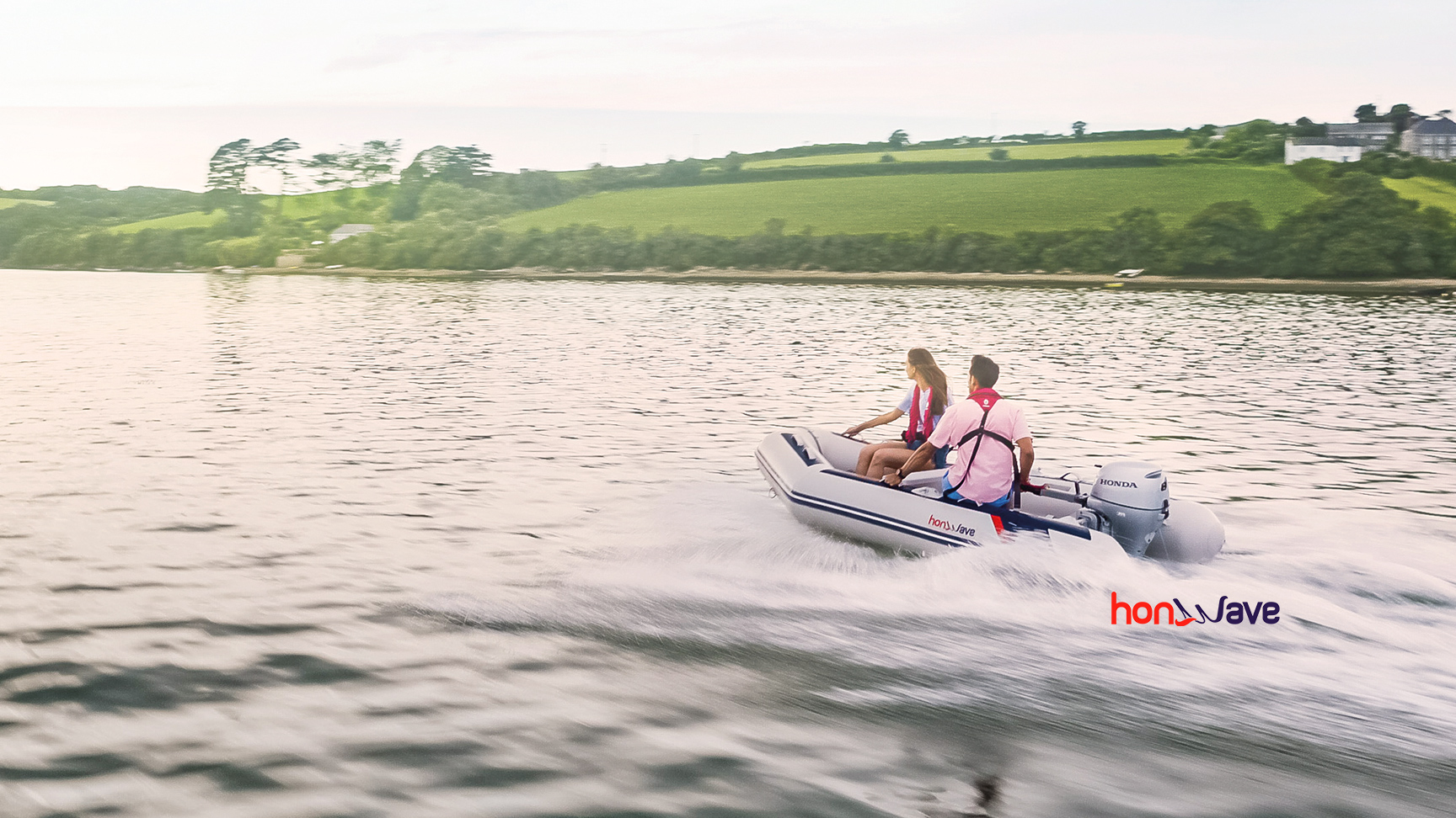 Couple sur un bateau sur l'eau