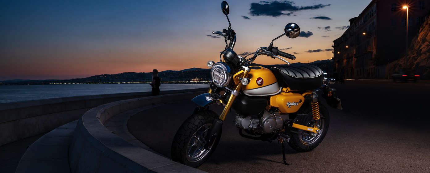 Honda Monkey, à l’arrêt en front de mer.