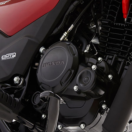 Moto 125 Honda CB125F rouge, prise en studio, zoom sur le moteur