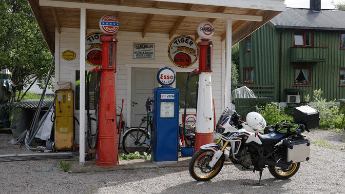 Moto dans une station-service hors des sentiers battus.