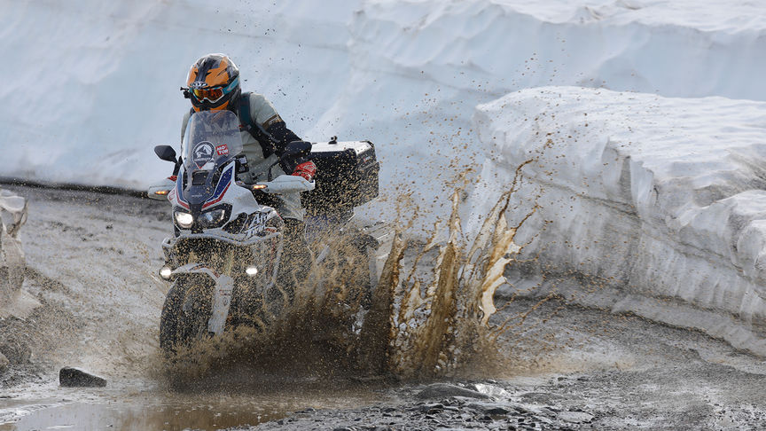 Honda Africa Twin traversant Cap Nord.