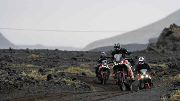 Vue arrière du trail Honda Africa Twin en situation.