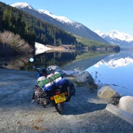 moto près d'un paysage enneigé