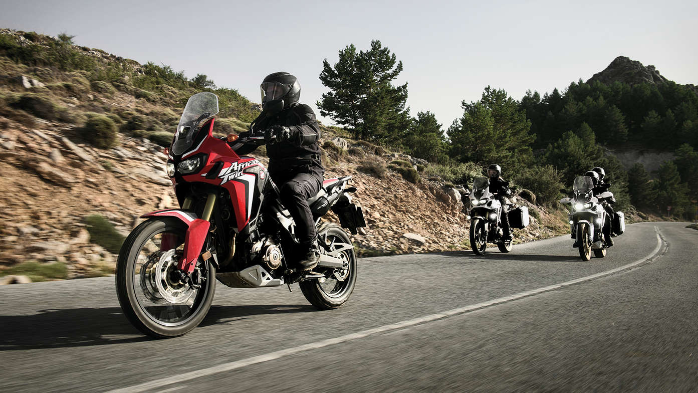 Trois Africa Twin prenant un virage