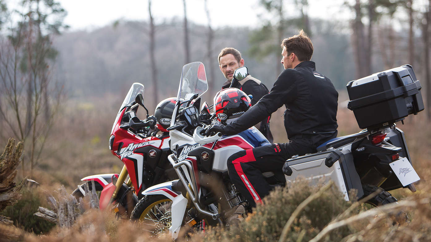 Deux hommes assis sur des Honda Africa Twin