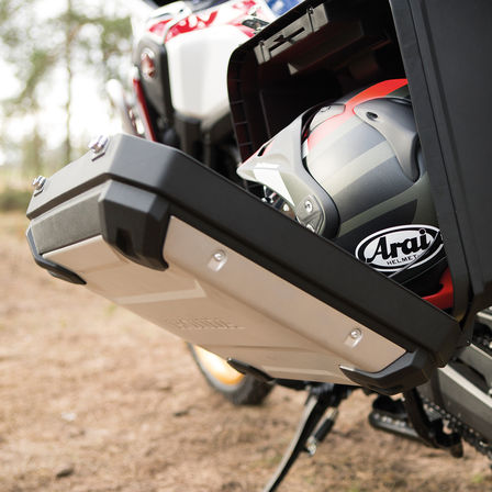 Valise Travel ouverte sur la Honda Africa Twin