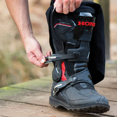 Une botte de moto Honda