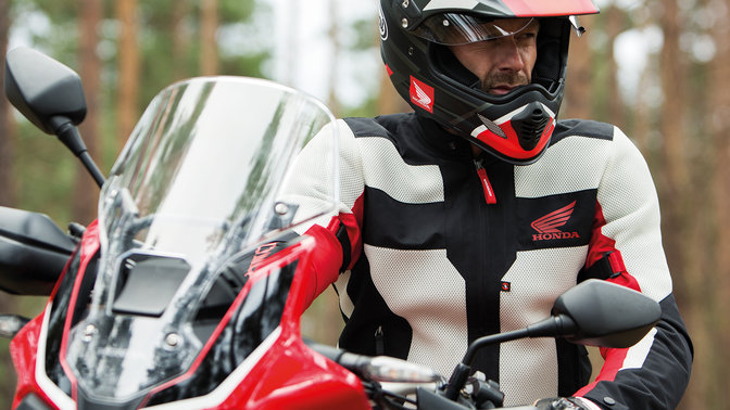 Un homme assis sur une Honda Africa Twin