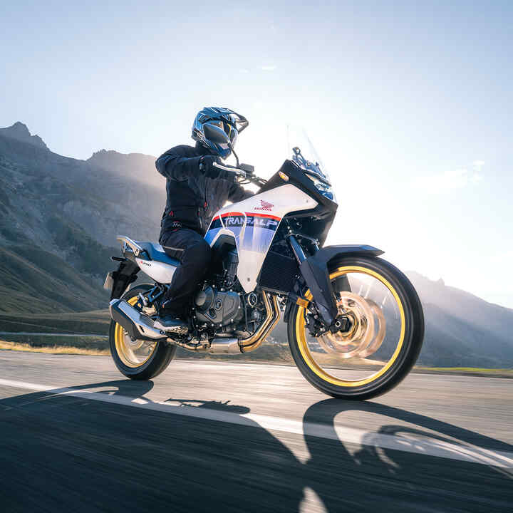 Une Transalp roulant en montagne