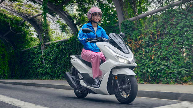 Gros plan sur les pneus Dax 125