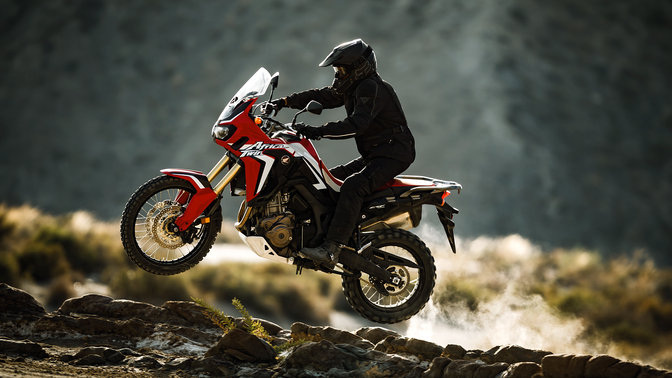 Vue de profil de la Honda Africa Twin, à la campagne.