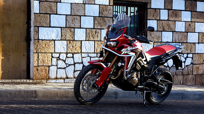 Vue de profil de la Honda Africa Twin, dans une rue.