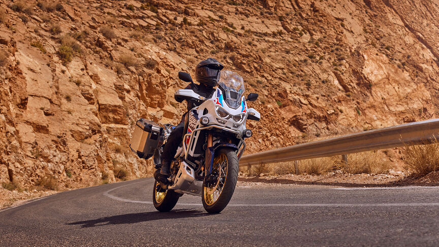 Honda CRF1100 Africa Twin Adventure Sports vue de face de 3/4 en montagne.