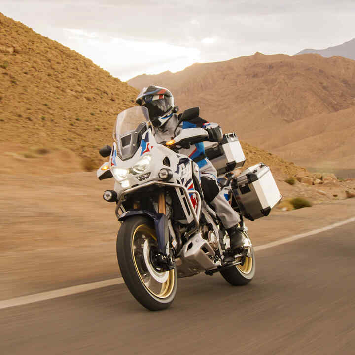 Motard sur Honda CRF1100 Africa Twin Adventure Sports dans le désert.