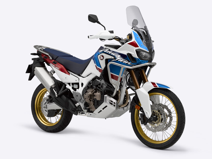 Vue de trois quarts avant du Honda Africa Twin Adventure Sports avec accessoires.