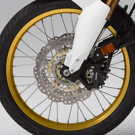 Gros plan de la roue avant du trail Honda Africa Twin Adventure Sports.