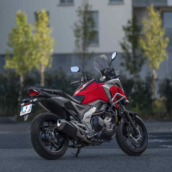 Vue de trois-quarts arrière de la NC750X 