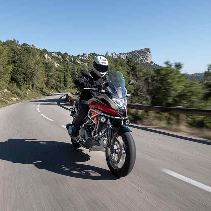 Vue de trois-quarts avant de la NC750X sur route