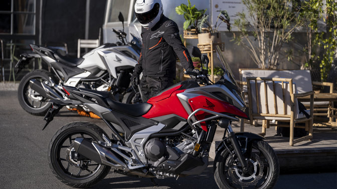 Vue de dessus de la Honda NC750X, rouge et noire, zoom sur le logo Honda