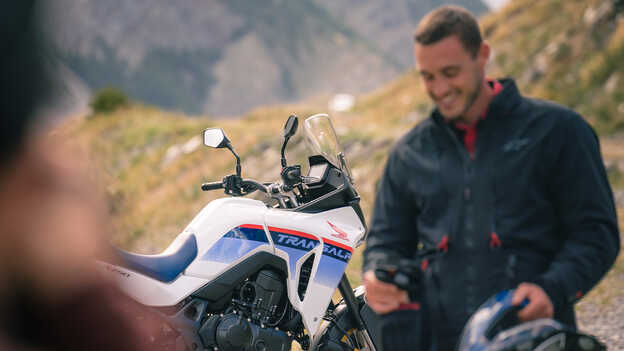 XL750 Transalp Tricolore avec un conducteur.