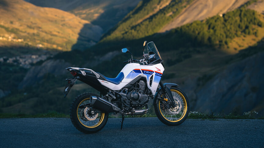 XL750 Transalp sur une route de montagne.