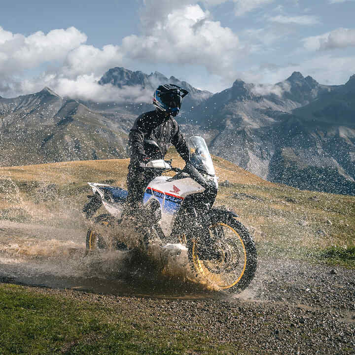 XL750 Transalp roulant dans l'eau en environnement tout-terrain.