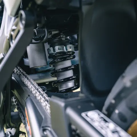 Gros plan sur la suspension de la XL750 Transalp.