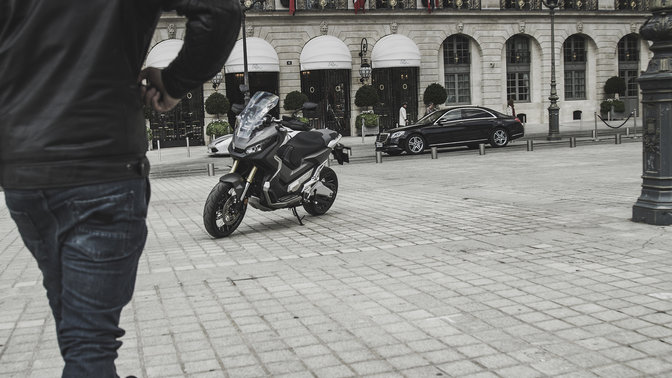 Vue de trois quarts face du Honda&nbsp;X-ADV en action.