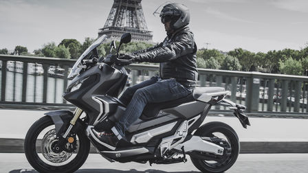 Vue de trois quarts face de la Honda X-ADV.