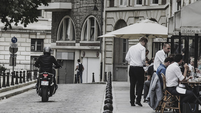 Vue lat&eacute;rale du Honda&nbsp;X-ADV en situation.